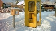 Eine Telefonzelle im winterlichen Idyll. Foto: Carola Brandt, Schorssow. © NDR Foto: Carola Brandt