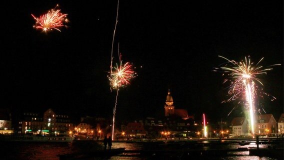 Feuerwerk am Hafen von Waren an der Müritz. © NDR Foto: Fred Räsig aus Waren/Müritz