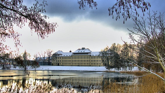 Das Gymnasium Carolinum am Glambecker See in Neustrelitz © NDR Foto: Steffen Elsner aus Neustrelitz