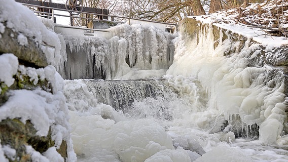 Der stark vereiste Wasserfall an der Zirzower Mühle © NDR Foto: Norbert Brandt aus Neubrandenburg