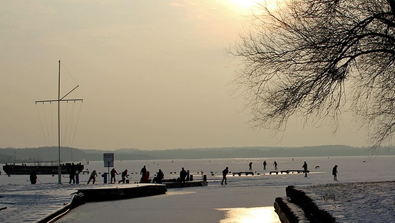 Menschen spielen Eishockey auf dem zugefrorenen Zierker See © NDR Foto: Wilfried Baganz aus Neustrelitz