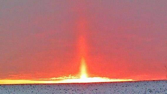 Ein ungewöhnlicher Sonnenuntergang in Klein Wüstenfelde © NDR Foto: Lutz Feller aus Klein Wüstenfelde