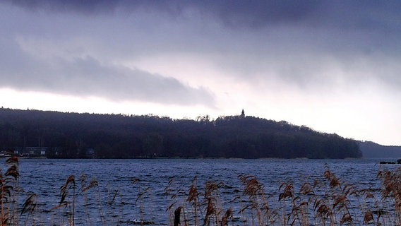 Dunkle Wolken über einem See © NDR Foto: Helgard Schnabel aus Neubrandenburg