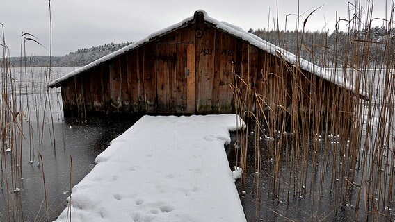 Bootshaus in einem gefrorenen See © NDR Foto: Norbert Barnadt aus Neubrandenburg