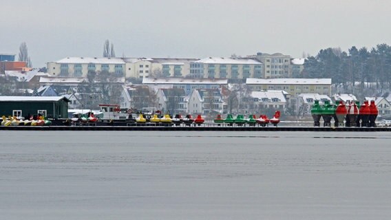 Die Seezeichen am Schifffahrtsamt in Waren-Müritz im Schnee © NDR Foto:  Karsten Hillmann aus Neubrandenburg