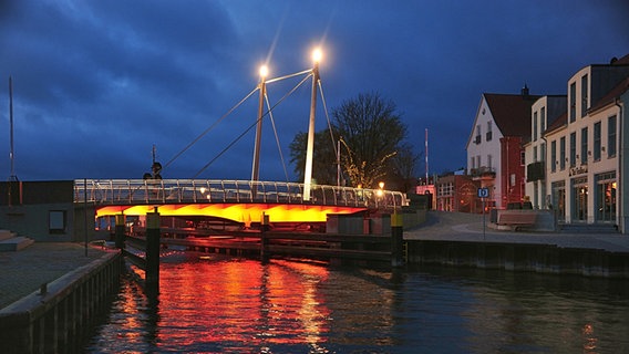 Die Drehbrücke in Malchow ist beleuchtet. © NDR Foto: Peter Schmidt aus Groß Rehberg