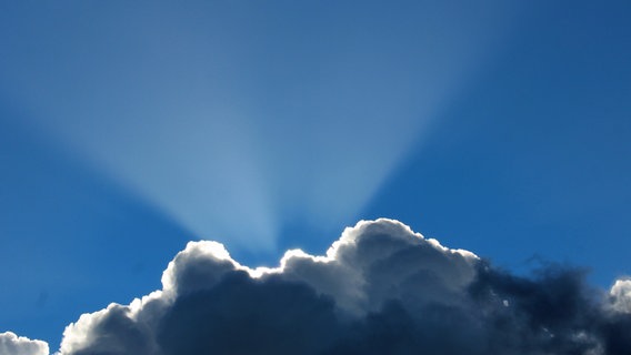 Hinter dunklen Wolken strahlt die Sonne hervor. © NDR Foto: Karin Mußfeldt aus Dobbertin