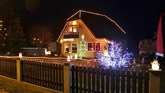 Ein rundum weihnachtlich geschmücktes Haus © NDR Foto: Eckhard Wolfgramm aus Salow