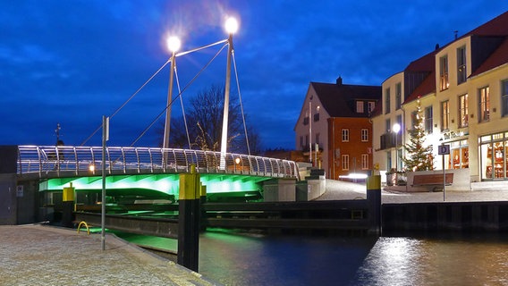 Die Drehbrücke in Malchow ist bunt beleuchtet. © NDR Foto: Ingrid Kass aus Malchow