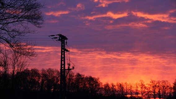 Sonnenaufgang hinter Strommast © NDR Foto: Karin Mußeldt aus Dobbertin