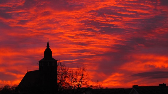 Feuerroter Sonnenaufgang über Altentreptow © NDR Foto: Olaf Haak aus Altentreptow