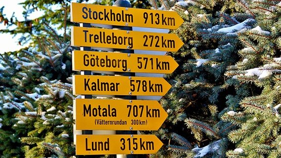 Ein Wegweiser zeigt die Entfernung von der Seenplatte bis zu einigen schwedischen Städten. © NDR Foto: Eckhard Wolfgramm aus Salow