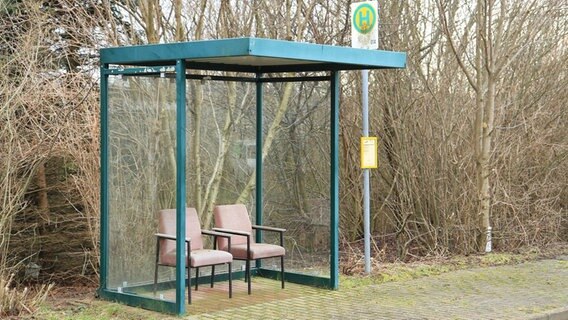 Sehr bequeme Bushaltestelle in Hinrichshagen bei Ulrichshusen. © NDR Foto: Mathias Engels aus Waren