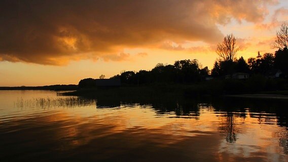 Sonnenuntergang am Plauer See © NDR Foto: Susanne Pleines aus Barth