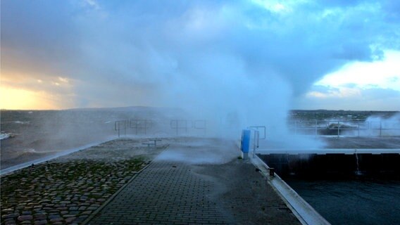 Welle bricht sich am Hafenkai. © NDR Foto: Carsten Büttner aus Sommersdorf
