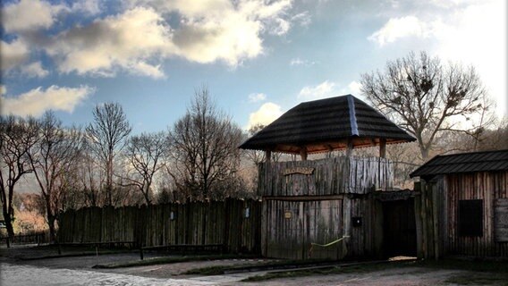 Düsterer Himmel über einem nachgebauten Slawandorf (Holzwehr). © NDR Foto: Wilfried Baganz aus Neustrelitz
