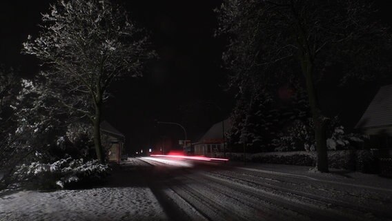 Straße mit Schnee bedeckt © NDR Foto: Gerhard Frenz aus Rosenow