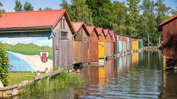 Bootshäuser am Tollensesee © NDR Foto: Detlef Meier aus Ducherow