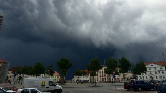 Dunkle Regenwolken ziehen über einer Stadt auf. © NDR Foto: Torsten Ohland aus Neubrandenburg