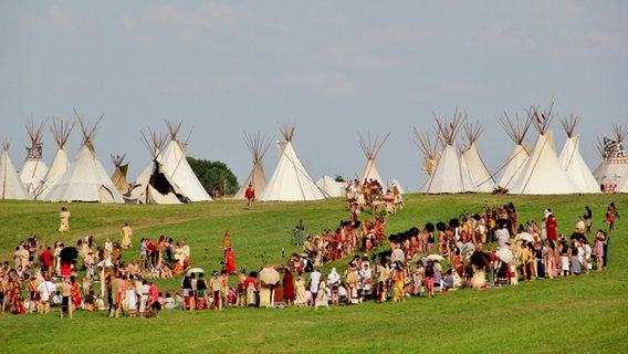 Indianer versammeln sich auf einer Wiese © NDR Foto: Eckhard Wolfgramm aus Salow