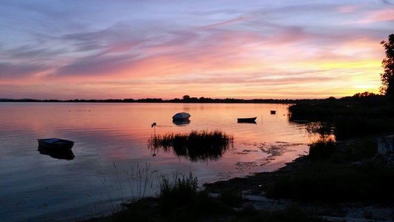 Sonnenuntergang an einem See © NDR Foto: Mathias Jux aus Rostock