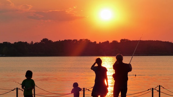 Eine Familie angelt an einem See © NDR Foto: Marianne Schultz aus Stralsund