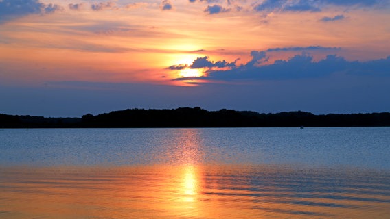 Sonnenuntergang am Kölpinsee © NDR Foto: Peter Ernst aus Waren