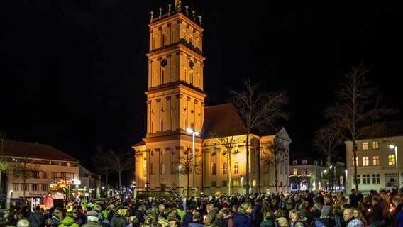 Viele Menschen versammeln sich vor der Kirche in Neustrelitz. © NDR Foto: Wilfried Baganz aus Neustrelitz