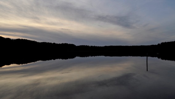 Lichtstimmung an einem See © NDR Foto: Esra Kurtoglu aus Mirow