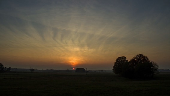 Sonnenuntergang über einer Landschaft © NDR Foto: Wilfried Baganz aus Neustrelitz