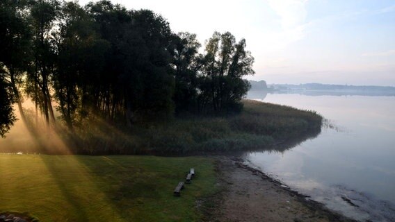 Sonnenaufgang am Varchentiner See © NDR Foto: Ingrid Winkel aus Waren