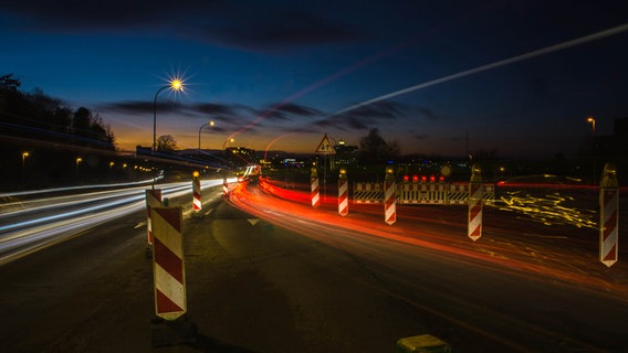 Lichtschweif vorbeifahrender Autos an einer Baustelle © NDR Foto: Werner Bayer aus Neubrandenburg