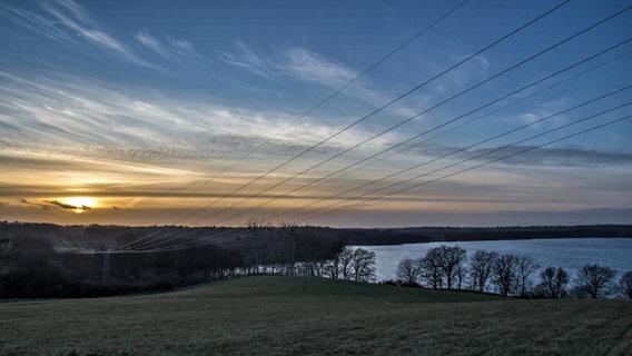 Sonnenuntergang über einem Flussbett © NDR Foto: Wilfried Baganz aus Neustrelitz
