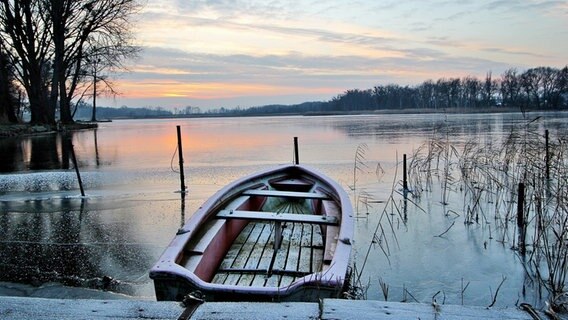 Ein kleines Fischerboot ist im See festgefroren. © NDR Foto:  Eckhard Wolfgramm aus Salow
