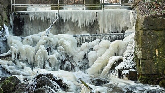 Zugefrorener Wasserfall © NDR Foto:  Norbert Brandt aus Neubrandenburg