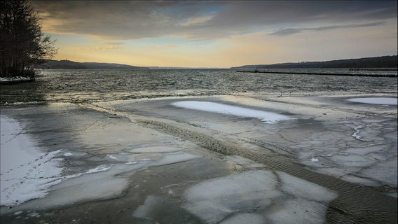 Eisschollen auf einem See © NDR Foto: Werner Bayer aus Neubrandenburg