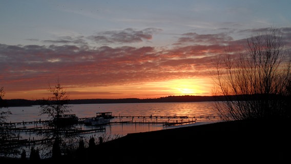 Sonnenuntergang über einer Steganlage © NDR Foto: Uli Necker aus Neustrelitz