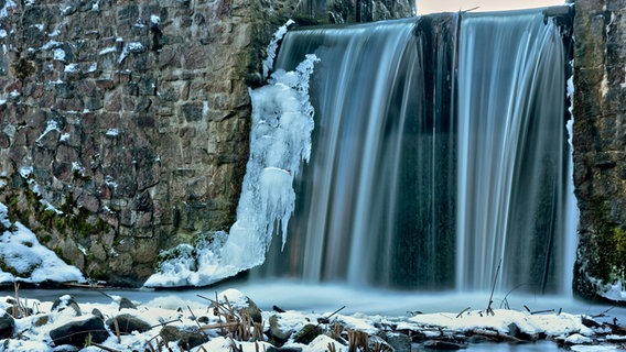 Teilweise zugefrorener Wasserfall bei Langzeitbelichtung © NDR Foto: Martina Borchardt aus Neustrelitz