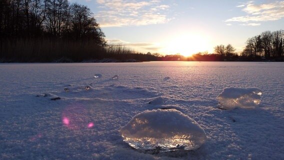 Eisbrocken liegen auf schneebedeckter Eisfläche. © NDR Foto: Gerhard Frenz aus Rosenow
