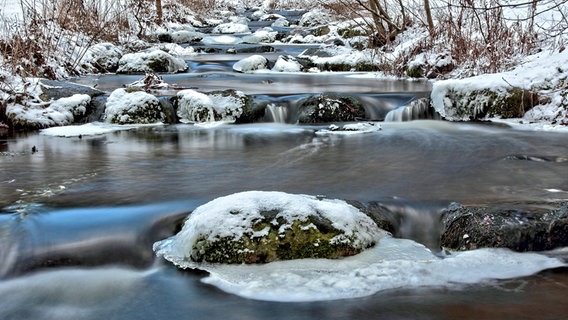 Ein Bachlauf mit überfrorenen Steinen in Langzeitbelichtung. © NDR Foto: Martina Borchardt aus Neustrelitz