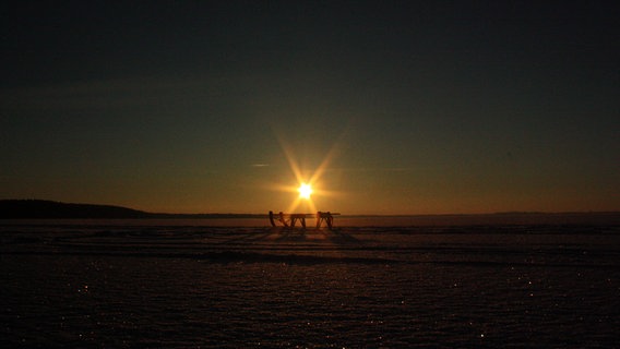 Die letzten Strahlen der Sonne tünchen die Landschaft in ein zartes Orange. © NDR Foto: Yvonne Spiegelberg aus Malchow