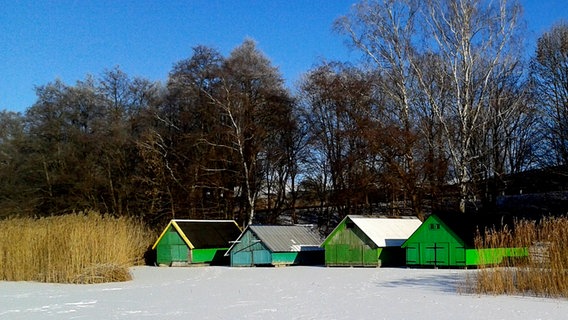 Bootshäuser im Schnee © NDR Foto: Georg Schlott aus Woldegk