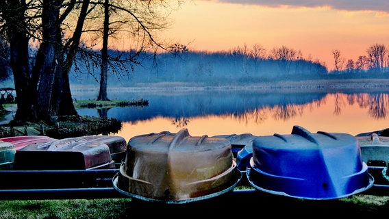 Kleine Boote liegen an einem See © NDR Foto:  Eckhard Wolfgramm aus Salow