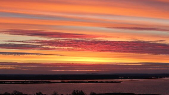 Kurz vor Sonnenaufgang leuchtet der Himmel über Rügen rot. © NDR Foto: Gerald Schneider aus Kloster