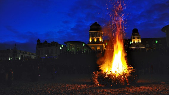 Am Binzer Strand werden die Weihnachtsbäume verbrannt. © NDR Foto: Klaus Garbe aus Binz
