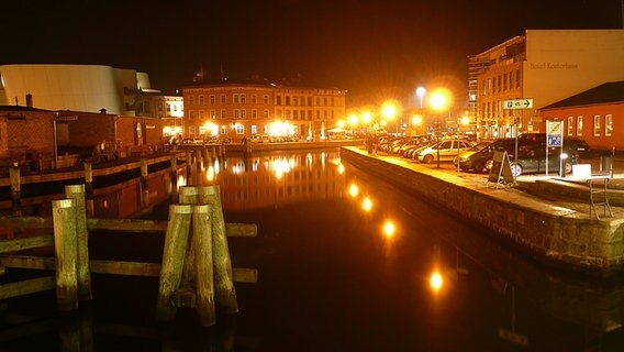 Nachtaufnahme des Kanals Stralsund © NDR Foto: Helge Handschuck aus Stralsund