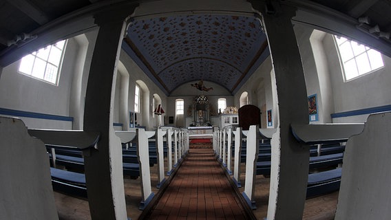 Innenraum einer kleinen Kirche © NDR Foto: Gerald Schneider aus Kloster/Hiddensee