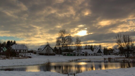 Verschneites Dorf mit Dorfteich © NDR Foto: Uwe Kantz aus Hinrichshagen bei Greifswald