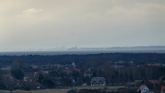 herrlichen Inselblick mit der Silhouette von Stralsund am Horizont © NDR Foto: Gerald Schneider aus Kloster