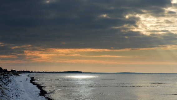 Sonnenstrahlen über der Ostsee vor Hiddensee © NDR Foto: Robert Ott aus Vitte